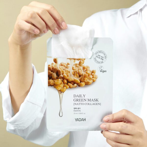 dn1 YADAH Daily Green Natto Mask - Odą Stangrinanti Lakštinė Veido Kaukė su Natto Kolagenu
